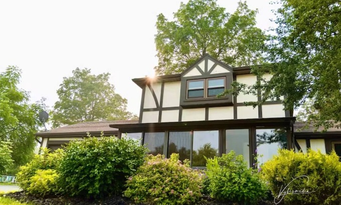 North Greece Casa | New English Cottage by Ontario Lake