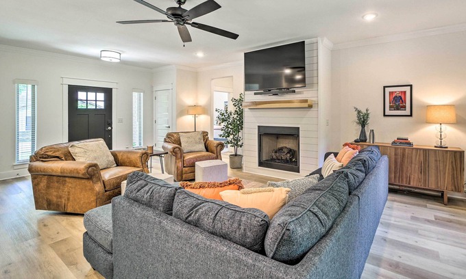 Bella Vista Casa | New Everything! Comfy Home w/ Deck & Trail Access!