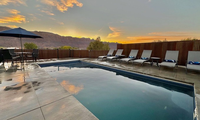 Moab South Valley Casa | New Exclusive Retreats Panorama 5 Bedroom plus loft ALL SUITE HOME Sleeps 20