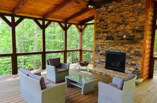 Morganton Casa | New Exterior- Sleeps 8-Hot Tub-Games Galore-Nature