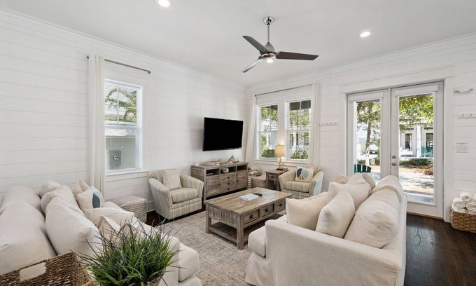 Greenway Park Casa | NEW! Fall Break OPEN 4 BR, Pool, Bikes & close to shopping & beach