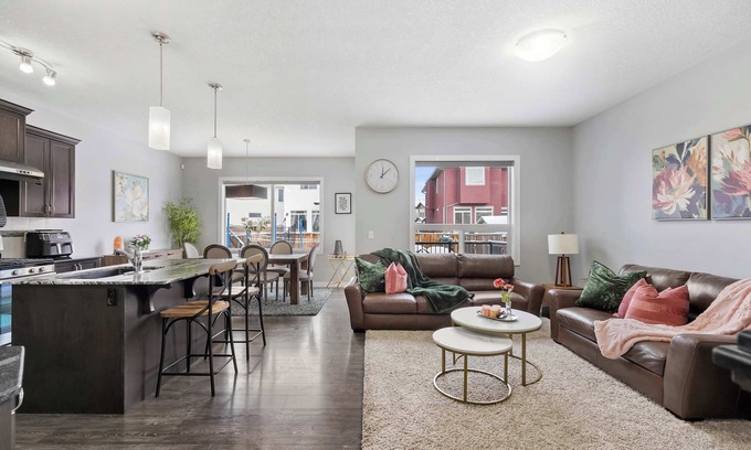 Calgary Casa | Family Haven Near Airport ✈ | Kids Play Den, BBQ Deck + FREE Banff Pass & Wine!