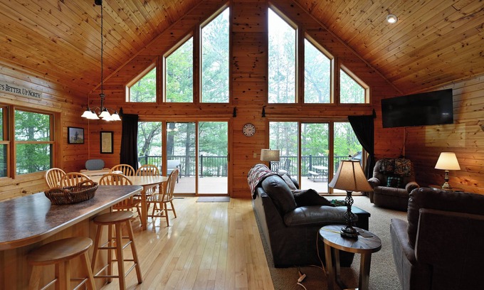 Markville Cabina | NEW! Family cabin, crystal clear lake. Deck WaterToys 2KingBeds 2 hours from TC