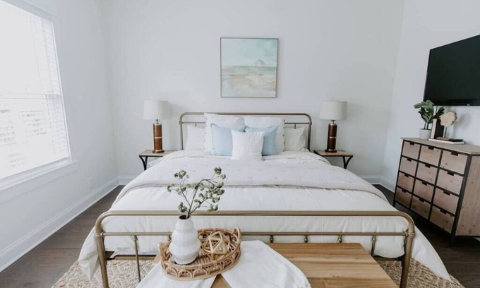 Murfreesboro Casa | NEW Family Friendly Maple Mansion | Sleeps 28