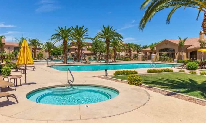 Mesa Condominio | *NEW* Family Oasis Getaway! 2 Pools, Spas & Gym!