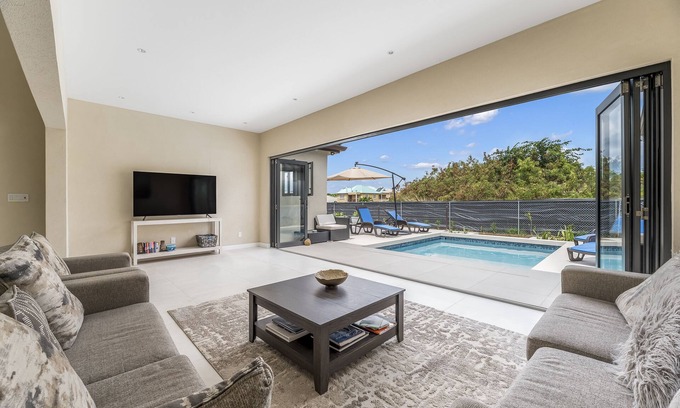 Maynards Casa | New Family-sized House w/pool, 5 mins from beach