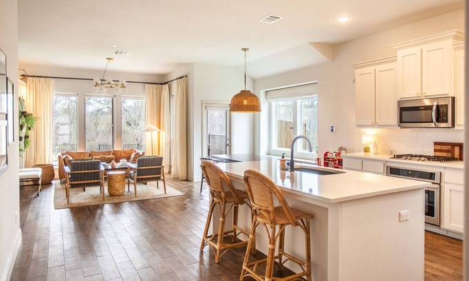 Benbrook Casa | New Farmhouse-Modern Home Close to Everything and pet friendly!