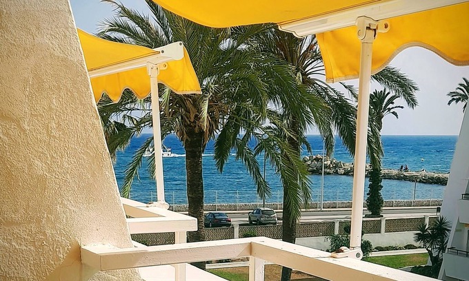 Caleta de Velez Apartamento | NUEVO Primera Línea Playa, Vistas al Mar, Aire, WiFi, Piscina 2 Terrazas Parking
