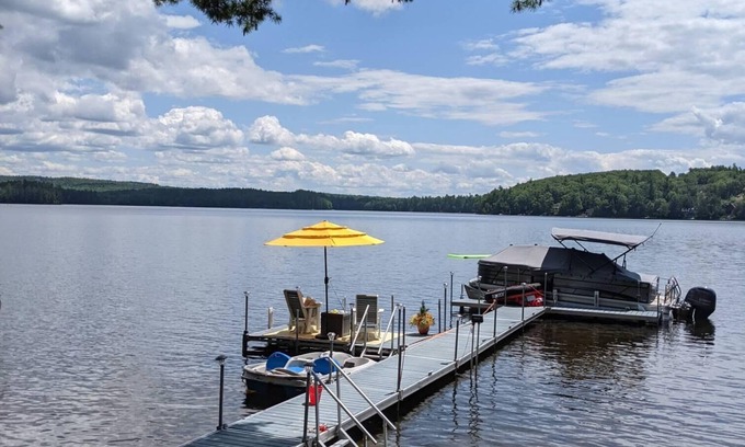Center Tuftonboro Casa | New for 2023 Magical Mirror Lake Home Dock For 20ft Boat Sleeps 9