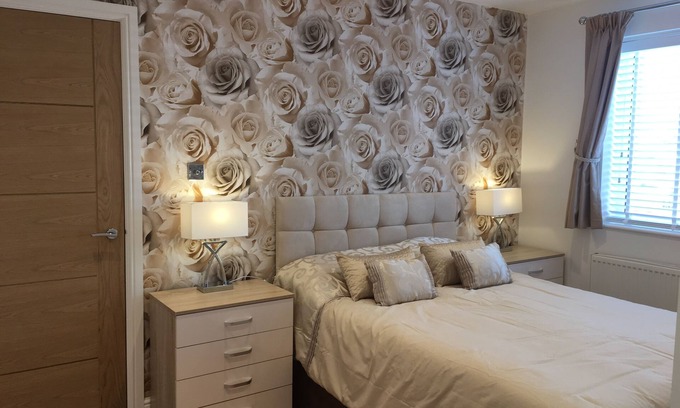 Barton-on-Sea Apartamento | New Forest Barton-on-Sea acantilado, planta baja, apartamento con jardín. 'Bayside'.