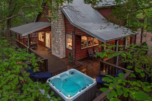 Broken Bow Casa | NEW Forest Sanctuary with Hot Tub Firepit & Creek