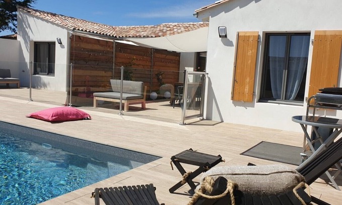Saint-Clement-des-Baleines Casa | Nueva villa de lujo abierta al jardín y piscina climatizada a 150 metros de la costa.