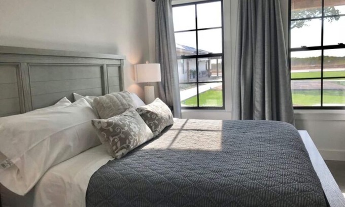 Fredericksburg Cabaña | New Fredericksburg Lodge w/Pool/hot tub 1/2 mile from Luckenbach/5 min-wineries