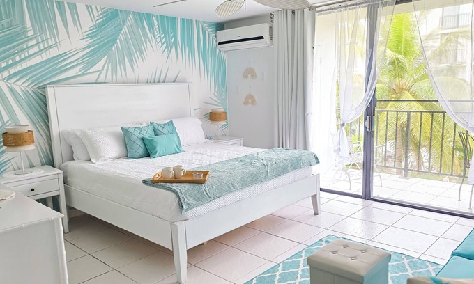 Yeoman Wood Apartamento | NEW Fresh Lagoon Blue Beachfront Studio at Coral Beach Hotel, Grand Bahama