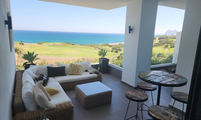 San Roque Apartamento | Nueva línea de playa / golf con vistas a Gibraltar y África.
