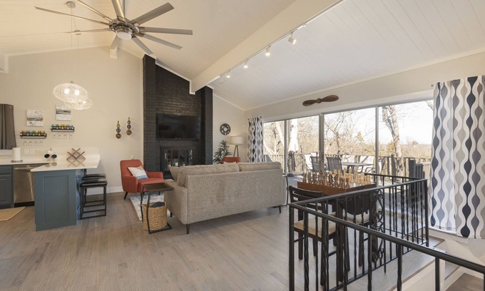 Pottsboro Casa | NEW! ♦ Fun & Modern Lake Retreat ♦ Near Marina!