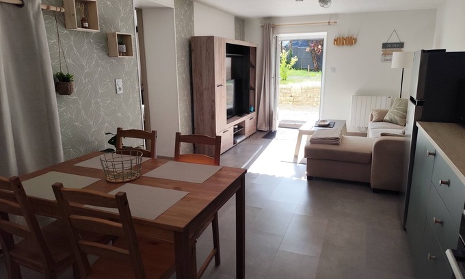 Paroisse Notre-Dame Apartamento | New furnished apartment with terrace and private parking.