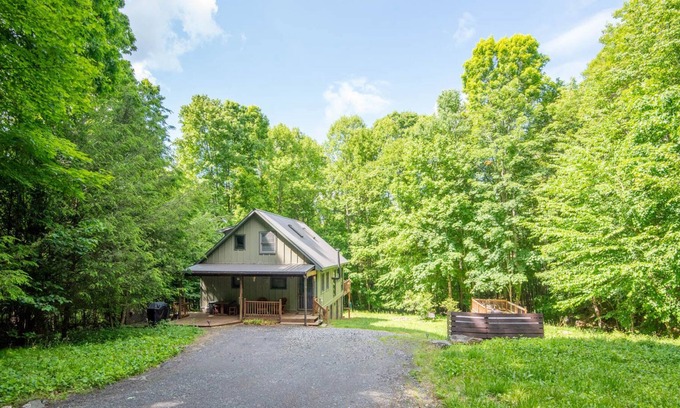 Warrensville Cabina | NEW! Getaway in Warrensville w/ Creek & Fire Pit