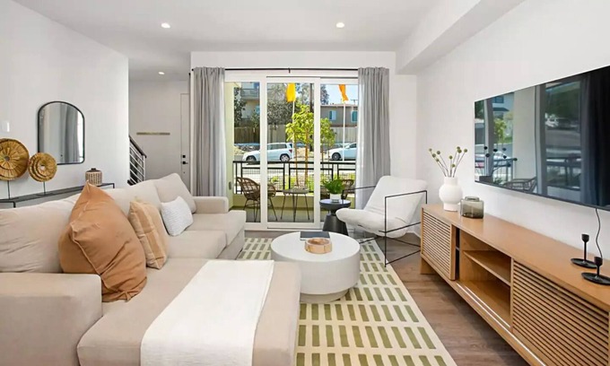 Stockton Casa | New Golden Hill City Charmer
