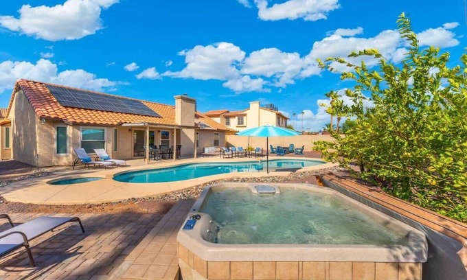 Glendale Casa | *NEW* Gorgeous Desert Oasis! Heated Pool & Hot Tub