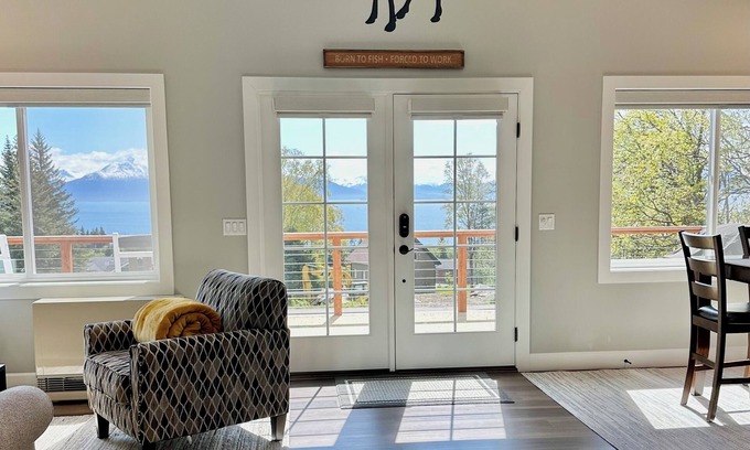 Homer Apartamento | New! Gorgeous Getaway with Bay and Mountain Views and Soaking Tub.