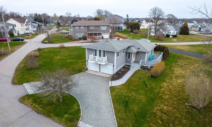 Snug Harbor Casa | New Great Island Listing-2BR 2 Baths, sleeps 6, outdoor shower