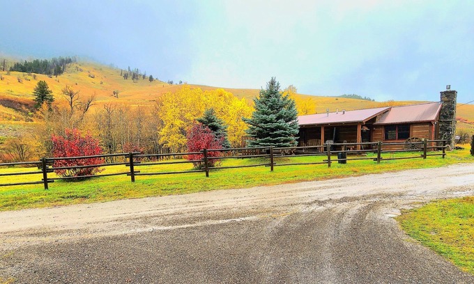 Bozeman Cabina | NEW Guest Ranch Bozeman MT Cabin Lodge on Bridger Creek with mountains & trails