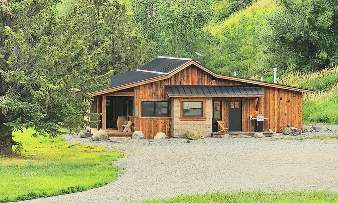 Bozeman Otro | New Guest Ranch Farmhouse Lodge Fully Remodeled & Comfort w/Mtn Views & trails