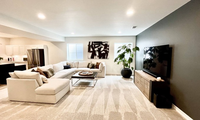 Aurora Casa | NEW Guest Suite with Lake, Pool, and Gym Access!