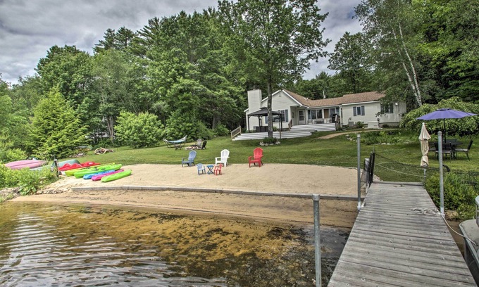 Barnstead Casa | Locke Lake Home w / Playa privada, muelle y balsas!