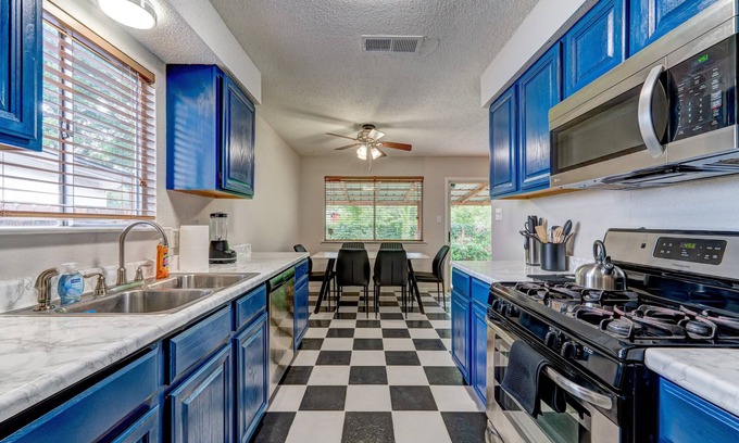 Franklin Park Casa | NEW! Happy Hollow-- w/ 3 King Beds + Ping-Pong/Movie Room