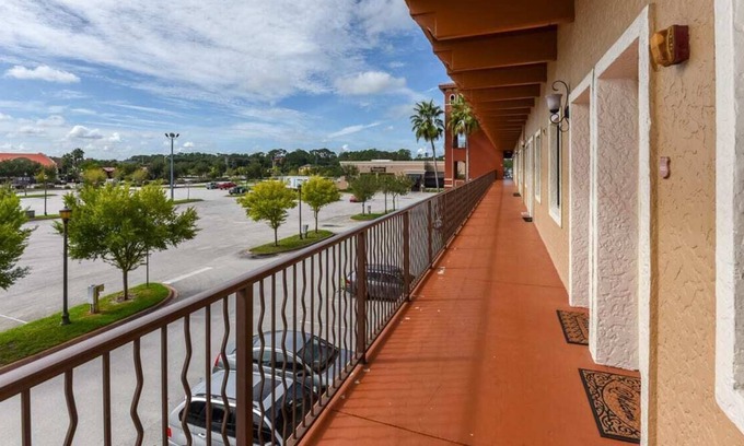 National Gardens Condominio | NEW! Harley Retreat Near Beach, Onsite Pool, WiFi!
