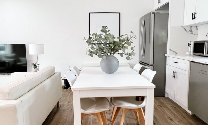 Reseda Casa | NEW! Hart House - Gorgeous 3BR House in Sunny LA