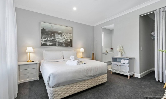 Banksia Beach Casa | New Haven - Eiffel Tower Suite