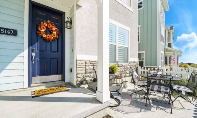 Herriman Casa | New Herriman townhome-pets welcome 2 master suites