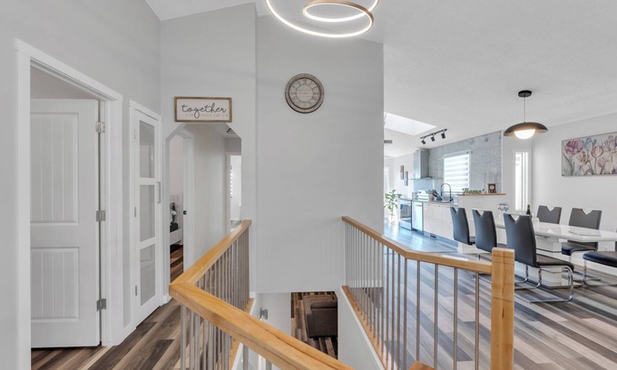 Calgary Casa | *NEW*HiddenGem*Discount*MovieTheatre*Deck*AC*Downtown 15'*Banff 60'*Bedrooms 4x