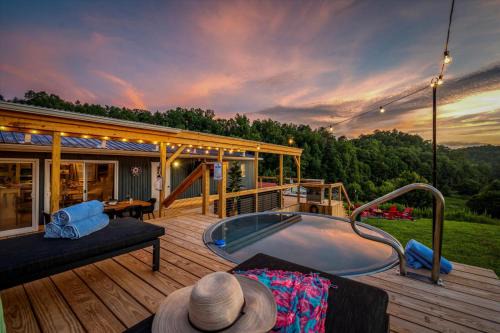 Sevierville Casa | NEW Hill Gem - Murals - Cowboy Pool- Hot Tub- Game Room