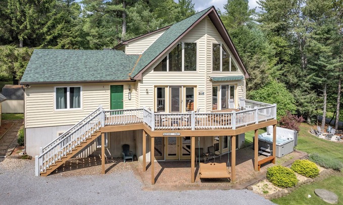 Sky Valley Casa | New! Hillside Pines: Lake Access, Hot Tub, Gas Fireplace!