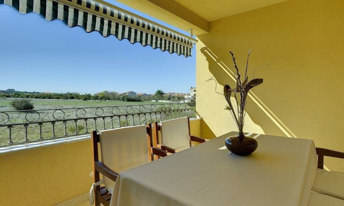 Valdebek Apartamento | Nuevo piso de vacaciones con aparcamiento, clima en una zona tranquila de Pula