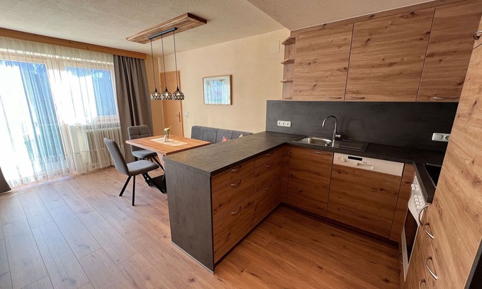 Wildermieming Apartamento | Apartamento nuevo con una vista única, sauna, ascensor.