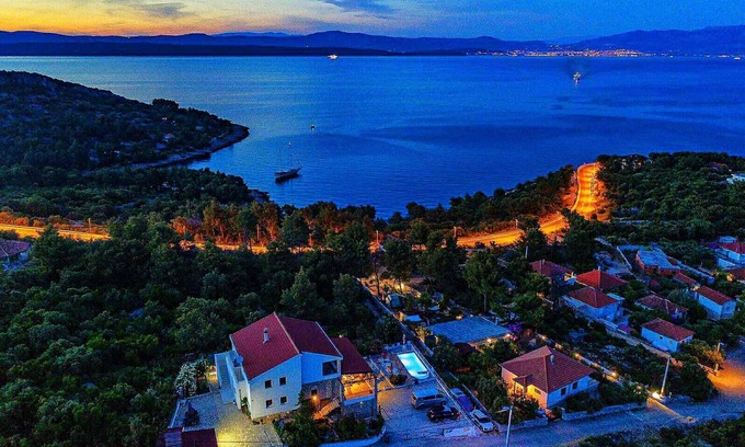 Rogac Villa | Nueva casa de vacaciones con excelente vista, piscina! 6 unidades, isla Šolta, Croacia (más de 16 huéspedes)