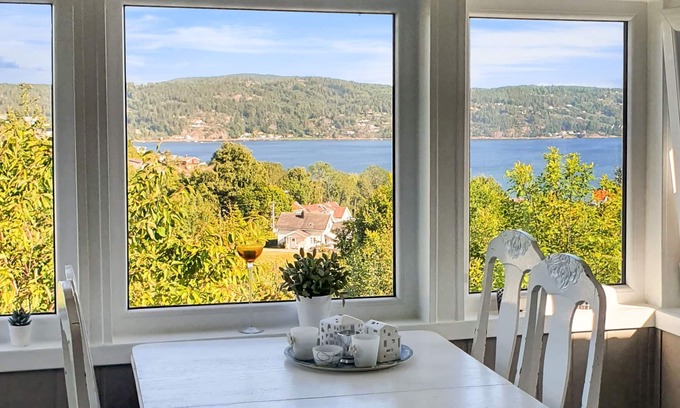 Svelvik Casa | NEW: Holiday house with sauna -bath barrel - lake view renovated 2022 motorboat