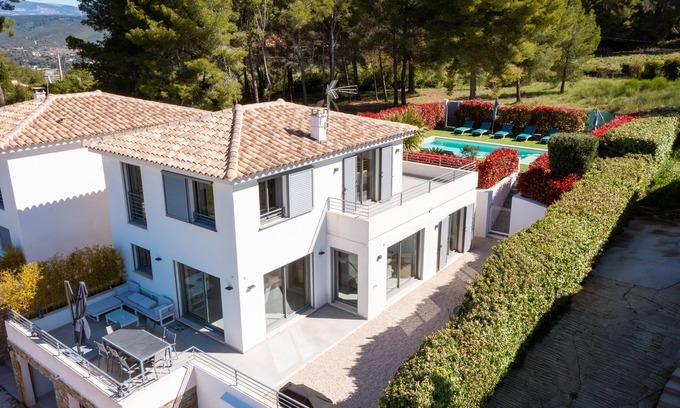 Le Castellet Casa | Nueva villa de vacaciones con piscina con magníficas vistas al mar y al pueblo.
