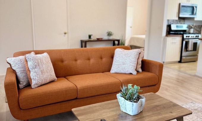 Canoga Park Casa | NEW Home 2.5BR/2.5BA w/Huge Backyard near Woodland Hills DownTown