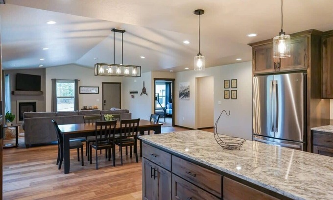 Bonner County Casa | New home: 2 patios, 4 acres