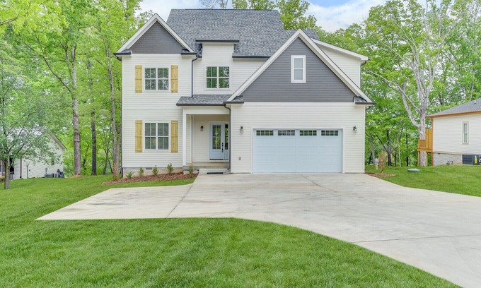 Estill Springs Casa | New Home 2022-Hot Tub-Boat Dock- 4,000+sq ft, 5 bedrooms, Pool Table, Ping Pong