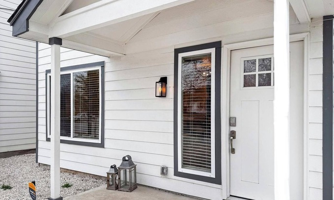 Denver Heights Casa | NEW Home 3 mi to Downtown & Riverwalk Near BMT grad 1mi to Alamodome-FrostBank