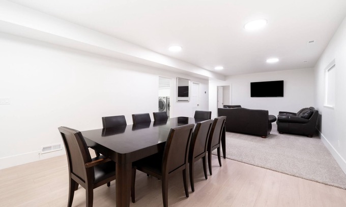 Farmington Casa | New home, any season getaway. Minutes away from everything!