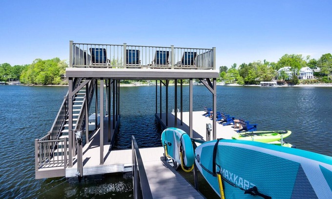 Winchester Casa | New Home, Dock, Home Theatre, Hot Tub, Fire Pit, Kayaks