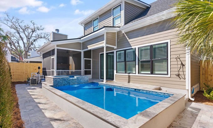 King City Casa | New Home in King City, Sleeps 10, Pool and Screened in Porch with TV!